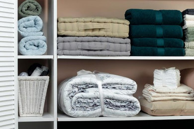Laundry room - contemporary laundry room idea in Austin