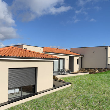 Belle Villa en niveau décalé avec mix toit tuile / toit terrasse avec Piscine