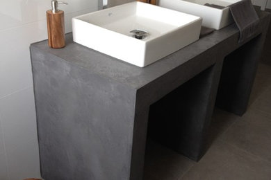 Mittelgroßes Modernes Duschbad mit grauen Schränken, Wandtoilette, weißer Wandfarbe, Aufsatzwaschbecken, Beton-Waschbecken/Waschtisch, grauem Boden und Falttür-Duschabtrennung in Köln