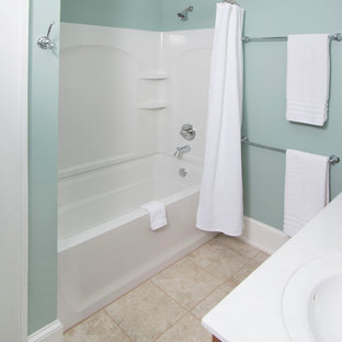 Immagine di una piccola stanza da bagno con doccia chic con vasca ad alcova, vasca/doccia, WC a due pezzi, pareti blu, pavimento con piastrelle in ceramica, lavabo integrato, ante in stile shaker, ante in legno scuro, top in marmo, pavimento beige e doccia con tenda