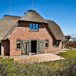 Großes, Zweistöckiges, Mehrfarbiges Nordisches Einfamilienhaus mit Backsteinfassade und Mansardendach in München