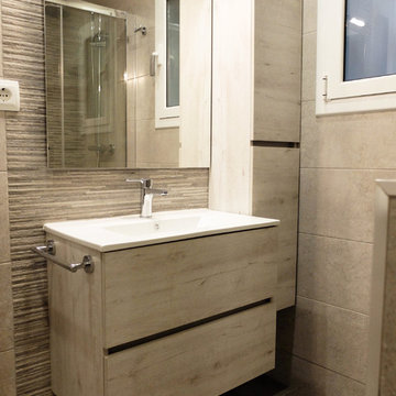 Cuarto de baño con ducha esquinera