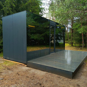 Glamping Cabin with Mirror-Finish Facade – Lakeside Retreat in Czech Republic