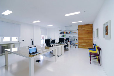 Home office - contemporary home office idea in Milan