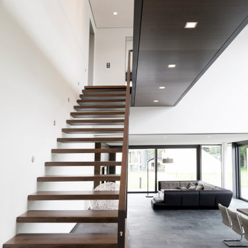 offener Wohnraum mit gerader frei hängender Treppe