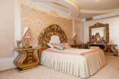 Свежая идея для дизайна: большая хозяйская спальня в классическом стиле с бежевыми стенами и ковровым покрытием - отличное фото интерьера