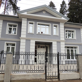 Создайте стильный интерьер: двухэтажный фасад дома серого цвета в классическом стиле с двускатной крышей - последний тренд