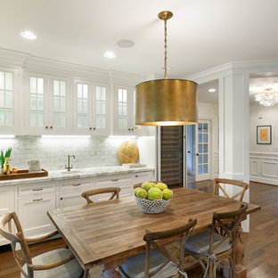 シンシナティの中サイズのトラディショナルスタイルのLDKの画像 (白い壁、濃色無垢フローリング、暖炉なし、茶色い床)