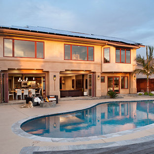 Großer Moderner Pool hinter dem Haus in Nierenform mit Betonplatten in San Diego