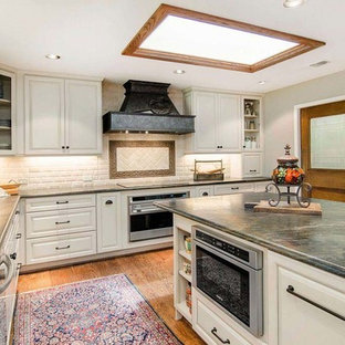 Inspiration pour une grande arrière-cuisine traditionnelle avec un placard à porte shaker, des portes de placard blanches, un plan de travail en quartz modifié, une crédence blanche, une crédence en carreau de céramique, un électroménager en acier inoxydable, un sol en bois brun, un sol marron et un plan de travail vert.