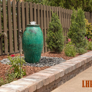 Geometrischer, Mittelgroßer Stilmix Garten im Sommer, hinter dem Haus mit Wasserspiel, direkter Sonneneinstrahlung und Pflasterklinker in Kolumbus