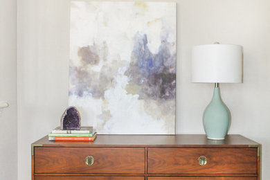Example of a mid-century modern hallway design