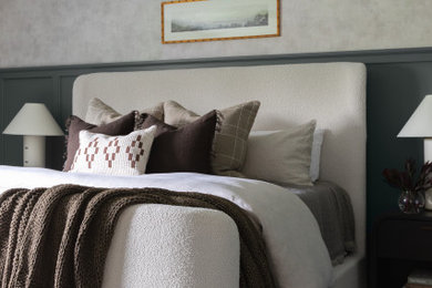 グランドラピッズにあるトランジショナルスタイルのおしゃれな寝室のインテリア