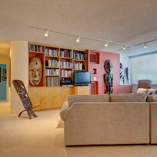 Esempio di un soggiorno minimalista di medie dimensioni e stile loft con libreria, pareti viola, moquette, nessun camino, TV autoportante e pavimento beige