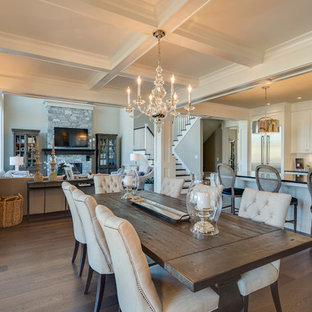 バンクーバーの中サイズのトラディショナルスタイルのLDKの画像 (ベージュの壁、濃色無垢フローリング)