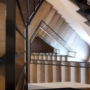 Ascensore all'interno della tromba delle scale in condominio.