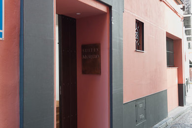 Imagen de fachada roja tradicional renovada de tres plantas