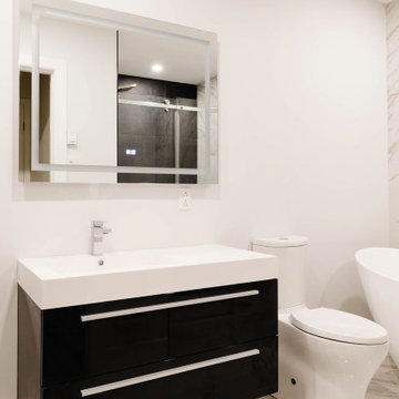 Rénovation Salle de bain complète de style noir mat et marbre blanc.