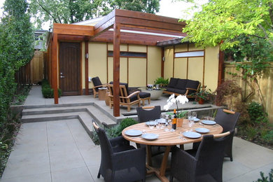 Inspiration for a contemporary patio remodel in Toronto