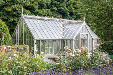 Inspiration for a medium sized victorian detached greenhouse in Other.