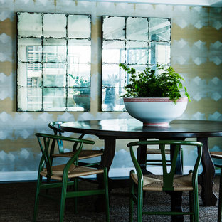 Неиссякаемый источник вдохновения для домашнего уюта: гостиная-столовая среднего размера в стиле фьюжн с ковровым покрытием и разноцветным полом