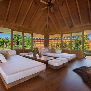 Offenes Kolonialstil Wohnzimmer ohne Kamin mit braunem Holzboden in San Diego