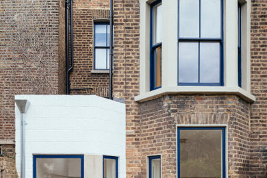 ロンドンにあるお手頃価格の中くらいなコンテンポラリースタイルのおしゃれな家の外観 (レンガサイディング、タウンハウス) の写真