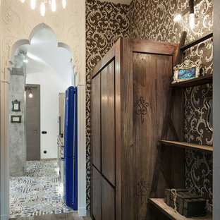 Eklektisk inredning av en hall, med klinkergolv i porslin och svarta väggar