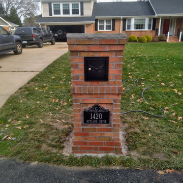 Masonry Mailbox (Brick w/ Stone Cap)