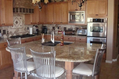 Inspiration for a traditional kitchen in Phoenix.