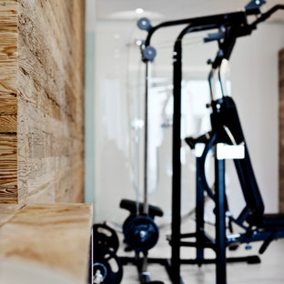 Idee per una palestra multiuso di medie dimensioni con pareti marroni, pavimento in legno verniciato, pavimento marrone e soffitto ribassato