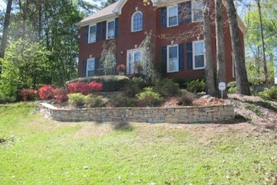 Inspiration for a traditional front yard mulch retaining wall landscape in Birmingham.