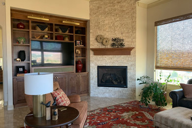 Foto de sala de estar abierta tradicional renovada grande con paredes beige, suelo de travertino, chimenea de esquina, piedra de revestimiento, pared multimedia y suelo beige