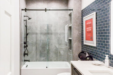 Bathroom - modern bathroom idea in Chicago