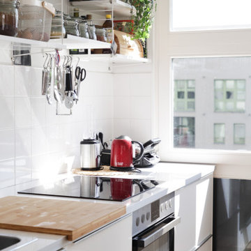 Pequeña cocina con almacenaje a la vista