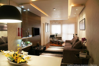 Foto de salón abierto contemporáneo con paredes marrones, suelo de madera oscura, televisor colgado en la pared y suelo marrón