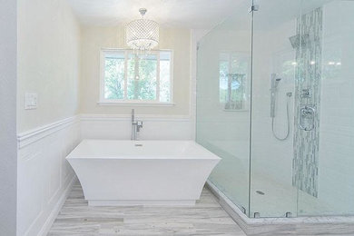 Example of a minimalist bathroom design in Sacramento