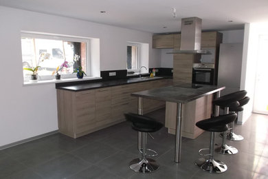Inspiration pour une cuisine américaine design en inox avec un évier 1 bac, un placard à porte affleurante, plan de travail en marbre, une crédence beige, une crédence en bois, un électroménager en acier inoxydable, carreaux de ciment au sol, îlot et un sol gris.