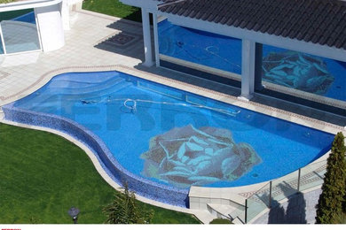 Diseño de piscina alargada contemporánea grande en patio trasero con suelo de baldosas