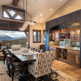 Inspiration pour une grande salle à manger ouverte sur la cuisine chalet avec un mur beige, un sol en carrelage de porcelaine, aucune cheminée et un sol marron.