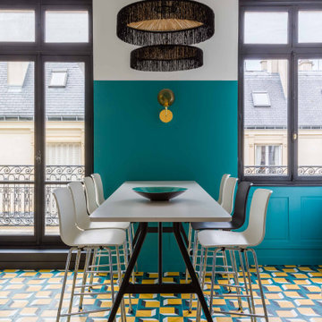 La salle à manger colorée et gaie de bureaux parisiens