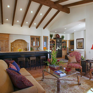 Kleines, Offenes Mediterranes Wohnzimmer mit weißer Wandfarbe und braunem Holzboden in Santa Barbara