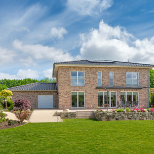 Großes, Zweistöckiges, Mehrfarbiges Klassisches Einfamilienhaus mit Backsteinfassade und Ziegeldach in Hamburg