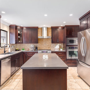 Große Moderne Küche in U-Form mit Vorratsschrank, Unterbauwaschbecken, Schrankfronten im Shaker-Stil, dunklen Holzschränken, Quarzit-Arbeitsplatte, Küchenrückwand in Orange, Rückwand aus Steinfliesen, Küchengeräten aus Edelstahl, Travertin und Kücheninsel in Vancouver