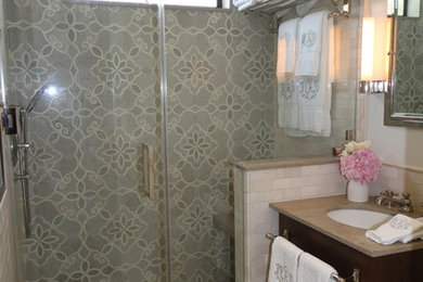 Bathroom - modern bathroom idea in Los Angeles