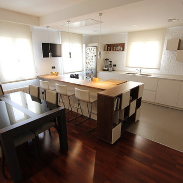 Cocina con barra de nogal americano