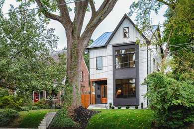 ワシントンD.C.にある高級なカントリー風のおしゃれな家の外観 (コンクリート繊維板サイディング) の写真