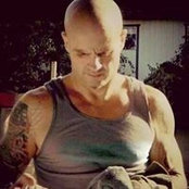 Toby Lee Joness foto