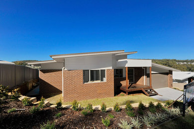 Inspiration for a mid-sized modern one-storey brown exterior in Newcastle - Maitland with mixed siding.