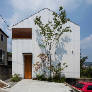 大阪のモダンスタイルのおしゃれな家の外観 (メタルサイディング、切妻屋根、戸建、金属屋根) の写真